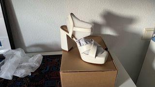 Zapatos con tacón y plataforma abiertos, color blanco.