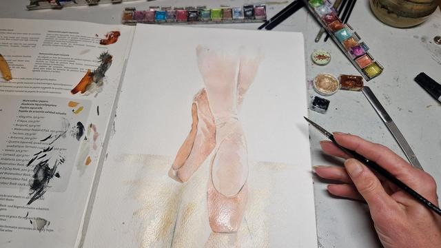 Male 2 menschliche Füße in Ballettschuhen auf der Spitze tanzend