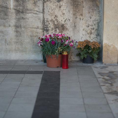 Photo of a flower vase on the floor in the Père Lachaise cemetery in Paris