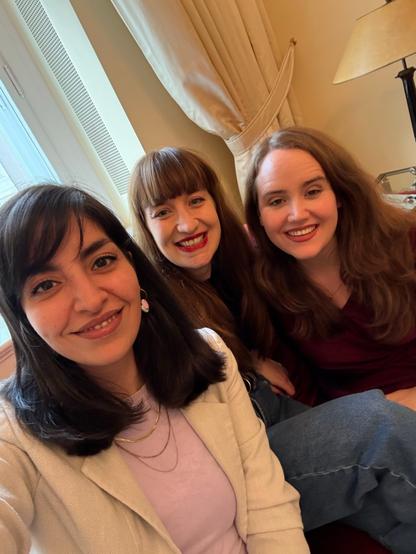 Drei junge Frauen sitzen eng beieinander auf einem Sofa und lächeln herzlich in die Kamera. Die warme, wohnliche Umgebung mit hellen Vorhängen und einer Stehlampe im Hintergrund verleiht dem Bild eine freundliche, offene Atmosphäre. Ihre Nähe zueinander und ihre entspannte Körpersprache strahlen Vertrauen, Verbundenheit und gegenseitige Unterstützung aus – ein Sinnbild für Gemeinschaft, Solidarität und das Potenzial kooperativer Netzwerke. Dieses Bild steht symbolisch für eine neue linksliberale Generation, die in Wissenschaft, Miteinander und Zukunftsorientierung das Fundament für ein besseres Morgen sieht.
🖖