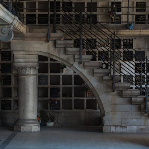 Photo of a staircase in the Père Lachaise cemetery in Paris