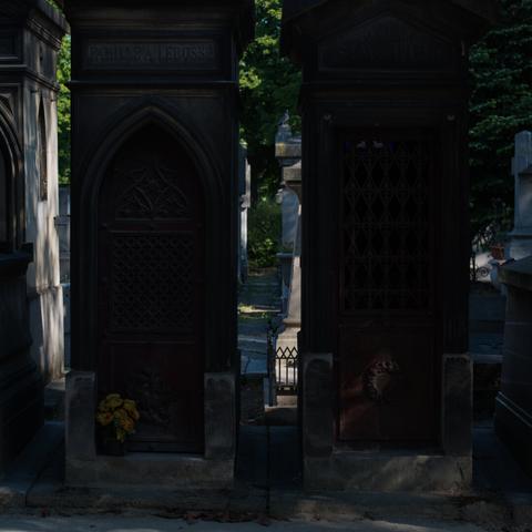 Photo of a tombstone in the Père Lachaise cemetery in Paris