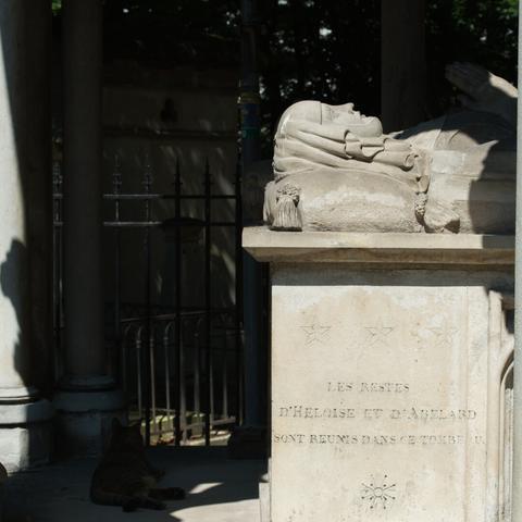 Photo of the tomb of Eloïse and Abelard in the Père Lachaise cemetery in Paris
