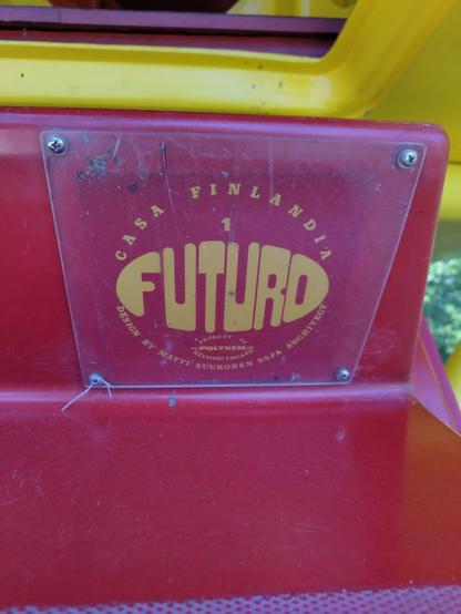 Futuro-talon logo talon portaissa.