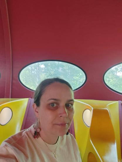 Kasvokuva naisesta Futuro-talossa sisällä.