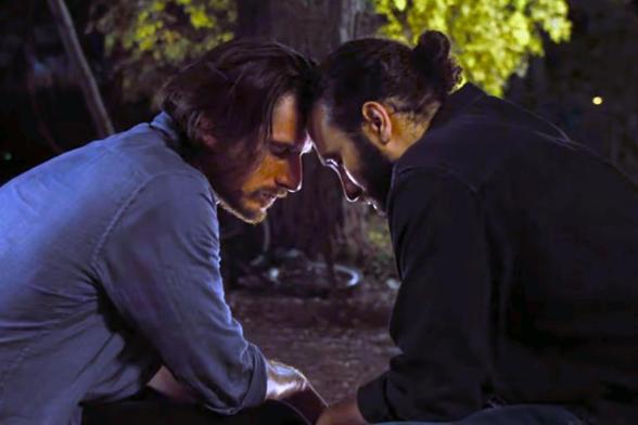 fotograma de la vieja guardia 2 dónde dos hombres juntan sus frentes