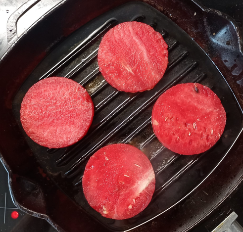 4 Scheiben Wassermelone in einer Grillpfanne