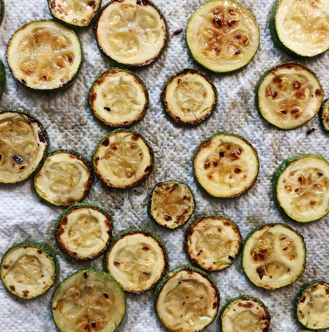 Gebratene Zucchini-Scheiben auf Küchenpapier