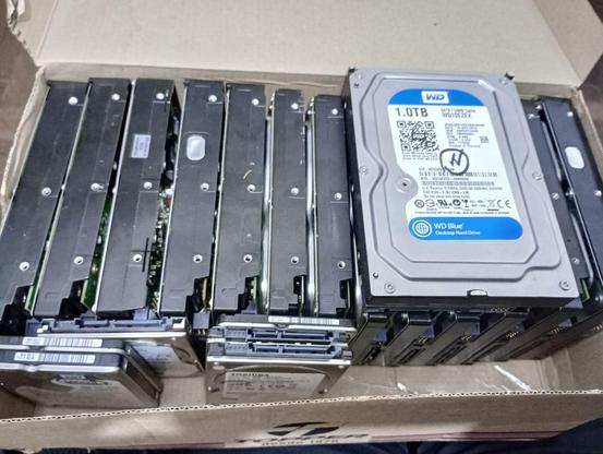 varios discos rígidos acomodados en una caja