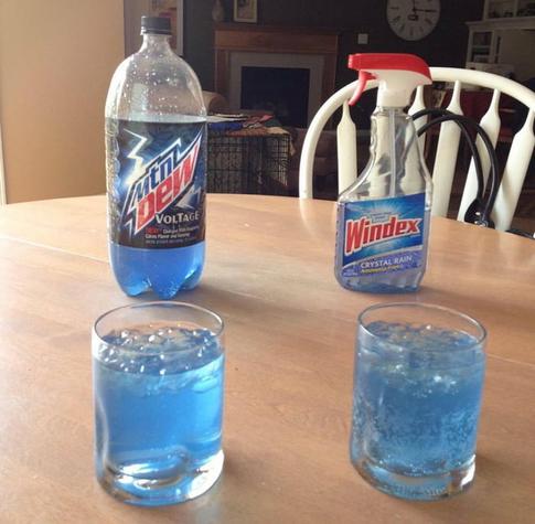 Blauer Fensterreiniger in Flasche und Glas
Blaue Limonade in Flasche und Glas
Nicht zu unterscheiden