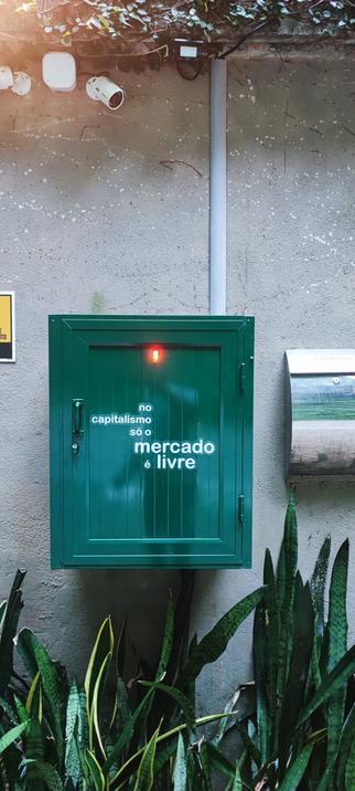 Uma caixa verde por cima de espadas de São Jorge com uma etiqueta: