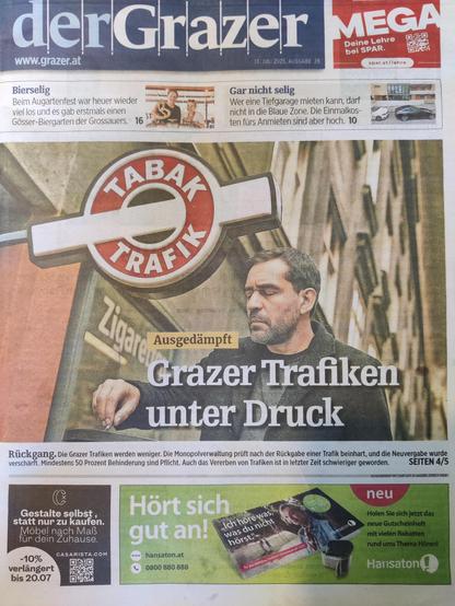 Titelseite des derGrazer vom 13.7.

Titelthema: Grazer Trafiken unter Druck

Titelbild:
Eine Person drückt vor einem "Tabak Trafik" Trafik-Symbol etwas auf dem Rand eines Mistkübels aus. Das Bild ist KI generiert und hat beim genauen Hinsehen einige Fehler:
- das Gesicht der Person wirkt künstlich und glatt, eine Augenbraue zieht sich bis in die Mitte der Stirn
- es ist verwaschen, was die Person am Mistkübel ausdrückt
- die Fensterbänke der Fenster im Hintergrund sind schief und nicht einheitlich