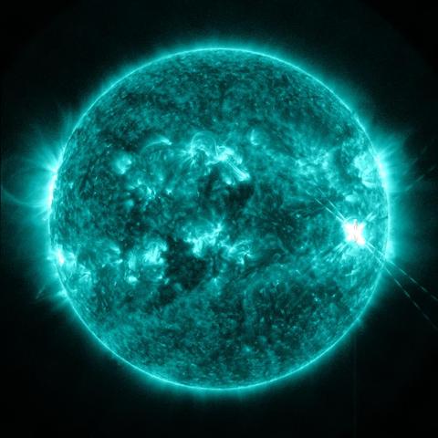 M8_9_flare_from_Active_Region_14098_-_May_25,_2025_(SVS5550_-_131A_noPSF_000305).jpg