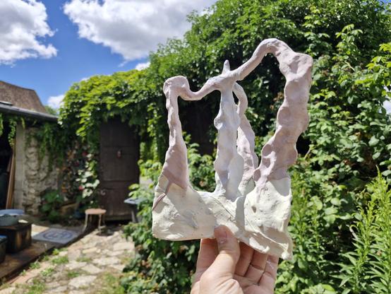 Le même objet, mais avant la pose des émaux et la cuisson selon la méthode raku... Donc un objet encore tout blanc.
