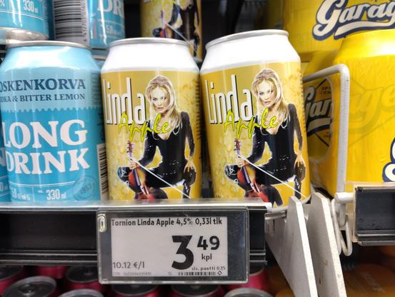 Kaupan hyllyllä lonkeron ja Garagen välissä Linda-siidereitä. Maksavat 3,49 kpl, kertoo hintalappu.