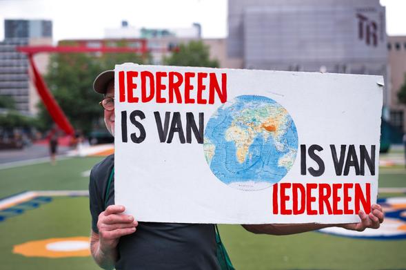 Protest bord - Iedereen is van de wereld - de wereld is van iedereen.