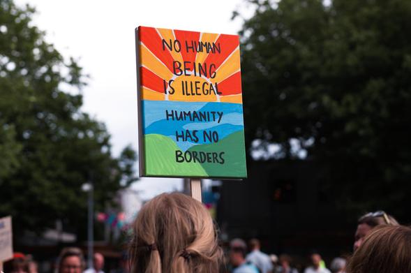 Protest bord - No human being is illegal; Humanity has no borders