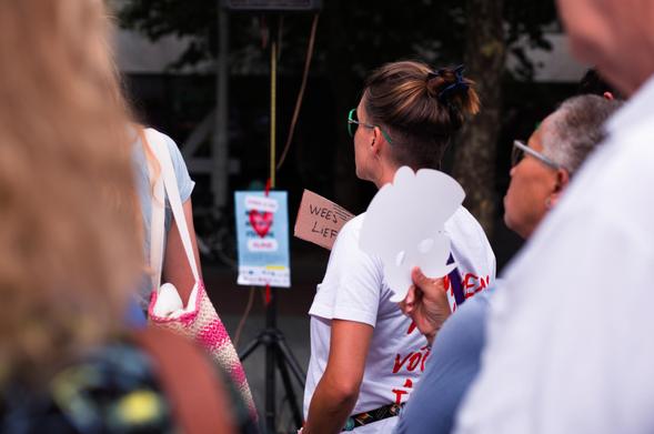 Protest bord - Wees Lief