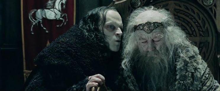 captura de la película "El señor de los anillos". En la imagen Grima, el consejero de Theoden le susurra al oído