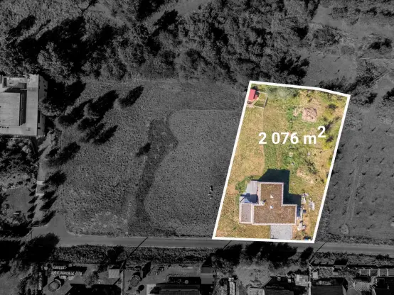 Velkej pozemek. Ty nalevo jdou případně přikoupit.