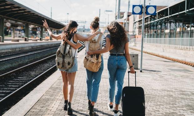 Un grupo de amigas que se van de vacaciones (Getty Images)