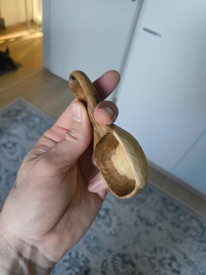 Itseveistetty, pihlajapuinen kahvimittalusikka esittelyssä