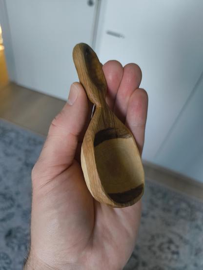 Itseveistetty, pihlajapuinen kahvimittalusikka esittelyssä