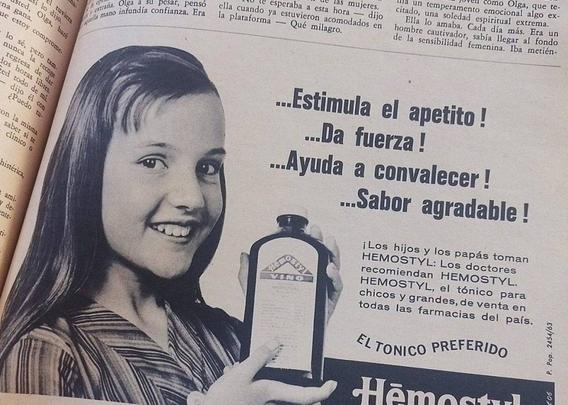 Evita Aguirre Muñíz sonriente sostiene una botella de Hemostyl, un producto publicitario, en una página de revista antigua. El texto a su lado destaca los beneficios del producto.