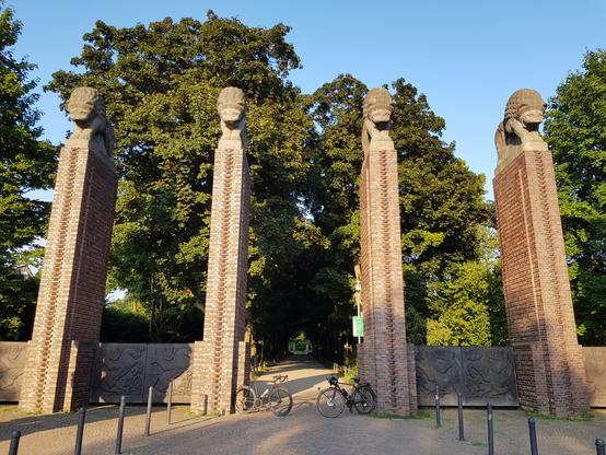 Ein Rennrad, ein Randonneur und vier Loewen auf vier Saeulen.