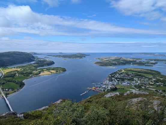 Utsikt over Lauvsnes og Folla fra Storfjellet.

View of Lauvsnes and Folla from Storfjellet.
