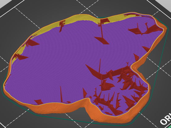 Vu du bas de la pièce dans le logiciel Prusa Slicer. Le modèle est affiché avec une vue en coupe qui permet de voir l'intérieur de la pièce telle qu'elle sera imprimée. En rouge on voit le très peu de matière de remplissage sur le fond de la pièce.