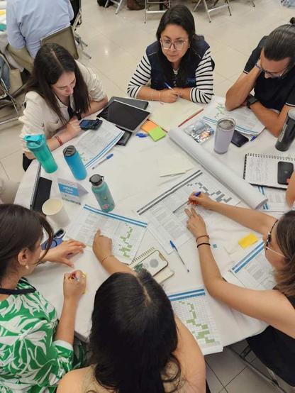 Personas trabajan en mesa