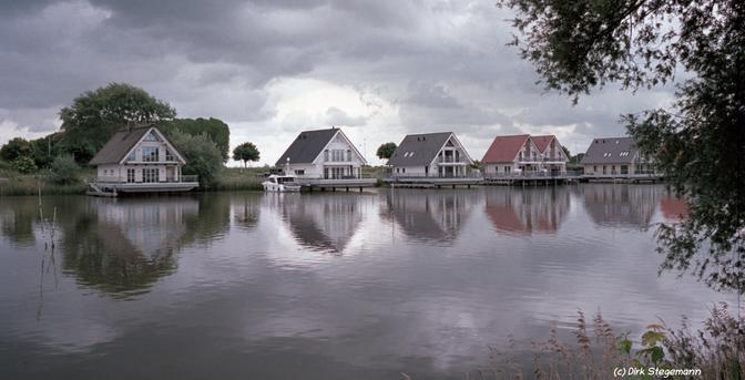 Die Häuser am Wasser zwischer Carolinensiel und Harlesiel in Ostfriesland.