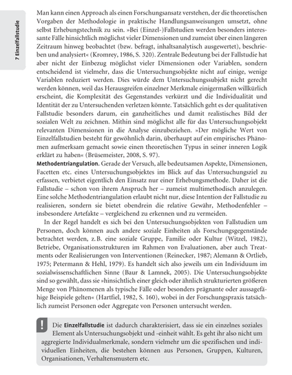 Man kann einen Approach als einen Forschungsansatz verstehen, der die theoretischen Vorgaben der Methodologie in praktische Handlungsanweisungen umsetzt, ohne selbst Erhebungstechnik zu sein. »Bei Einzel-Fallstudien werden besonders interessante Fälle hinsichtlich möglichst vieler Dimensionen und zumeist über einen längeren Zeitraum hinweg beobachtet (bzw. befragt, inhaltsanalytisch ausgewertet), beschrieben und analysiert« (Kromrey, 1986, S. 320). Zentrale Bedeutung bei der Fallstudie hat aber nicht der Einbezug möglichst vieler Dimensionen oder Variablen, sondern entscheidend ist vielmehr, dass die Untersuchungsobjekte nicht auf einige, wenige Variablen reduziert werden. Dies würde dem Untersuchungssubjekt nicht gerecht werden können, weil das Herausgreifen einzelner Merkmale einigermaßen willkürlich erscheint, die Komplexität des Gegenstands verkürzt und die Individualität und Identität der zu Untersuchenden verletzt kommen könnte. Tatsächlich geht es in der qualitativen Fallstudie besonders darum, ein ganzheitliches und damit realistisches Bild der sozialen Welt zu zeichnen. Mithin sind möglichst alle für das Untersuchungsobjekt relevanten Dimensionen in die Analyse einzubeziehen.