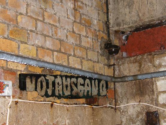 Ein altes Schild mit der Aufschrift "Notausgang"
In den alten Brauereikellern befand sich irgendwann mal eine Disco
