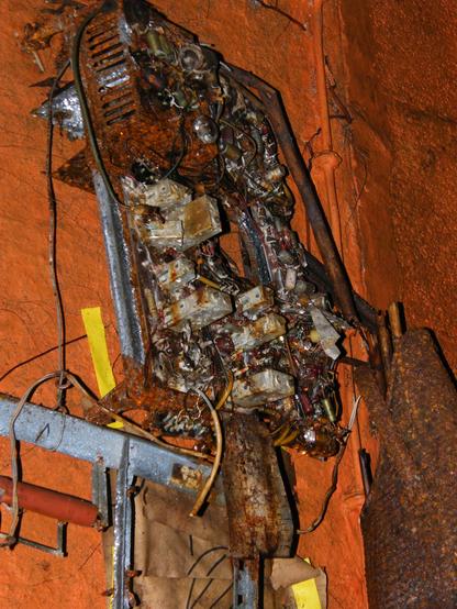 An die Wand geschraubte alte sehr verrostete Elektrik