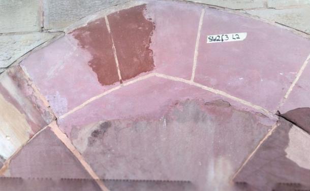 vorher: 
die Bögen über den beiden kleinen Fenstern waren mit Minerus, einem Restauriermörtel auf Zement- und Epoxidbasis, überzogen.
Minerus wurde in den 80ern und 90ern häufig verarbeitet. Heute deutlich seltener.
Ich kann das Zeug nicht leiden. es ist eigentlich zu hart für den Sandstein und lässt viel zu wenig Wasser durch.
Wir arbeiten, wenn überhaupt, mit Ersatzmörtel auf Kalk- und Acrylbasis. Der ist um einiges durchlässiger als Minerus.