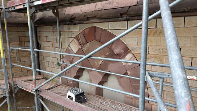 in diesem Fall haben wir den Mörtel abgetragen und die schadhaften Stellen zurück gearbeitet. am Nachbarfenster braucht es eine Reparatur. dazu wird ein Passstück hergestellt und eingesetzt.
Wenn wir soweit sind, poste ich was dazu.