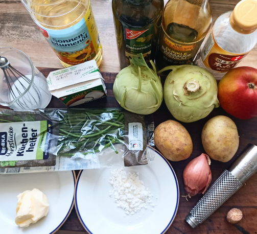 Alle Zutaten vor dem Kochen auf einem Brett.