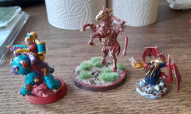 3 bemalte Miniaturen: ein Mädchen auf einem Plüschteddy, ein Nuckelavee und ein Dragonborn mit Flamen