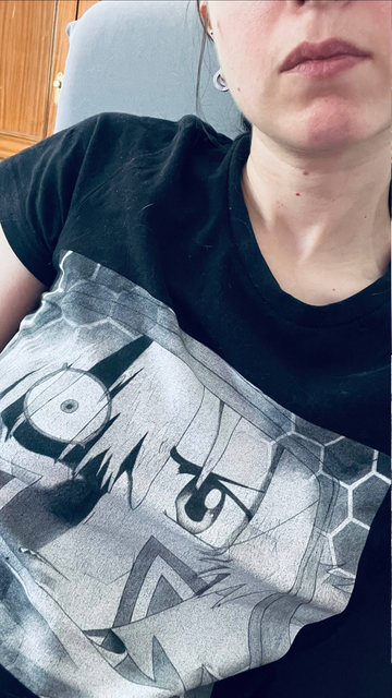 Camiseta negra con un retrato en blanco y negro de Kite. La mitad de su cara es de Azure Kite.

Ambos pertenece al universo .hack//