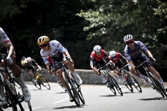 Le Belge Remco Evenepoel (Soudal Quick-Step), à gauche, avec le maillot blanc de meilleur jeune sur la 10e étape du Tour de France, le 14 juillet 2025 - Photo : ASO/Billy Ceusters