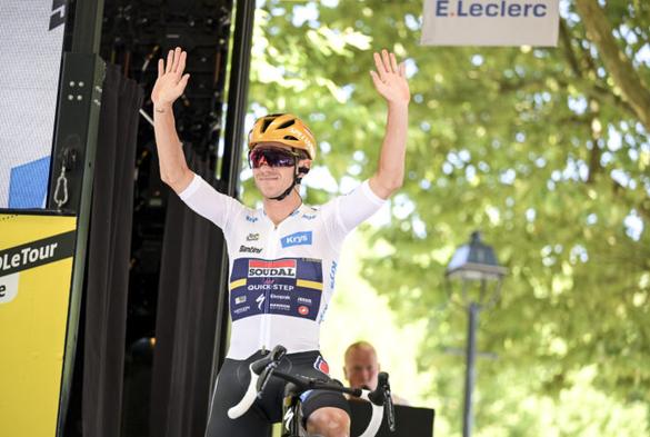 Le Belge Remco Evenepoel (Soudal Quick-Step), avec le maillot blanc du meilleur jaune, au départ de la 9e étape du Tour de France, le 13 juillet 2025 - Photo : ASO/Charly Lopez