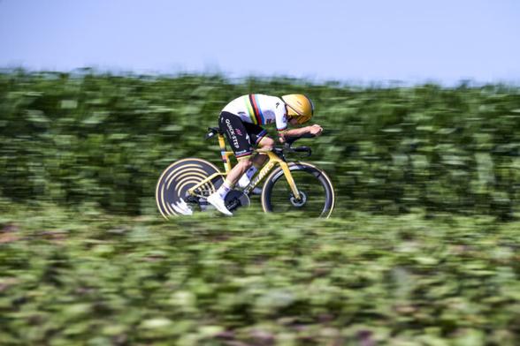 Le Belge Remco Evenepoel (Soudal Quick-Step), avec le maillot blanc du meilleur jaune, lors du contre-la-montre de la 5e étape du Tour de France, le 9 juillet 2025 - Photo : ASO/Charly Lopez