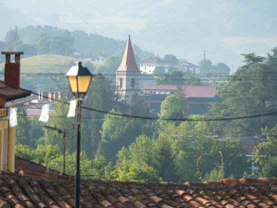 Stadt Ansicht mit Kirche und Bergen im Hintergrund