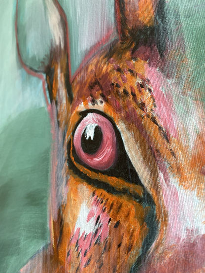 Detailaufnahme eines Acrylgemäldes von einem Feldhasen. Zu sehen ist das Auge mit pinkfarbener Iris und Lichtreflex sowie ein Teil des Kopfes, dessen Konturen vor dem grünen Hintergrund verwischen.