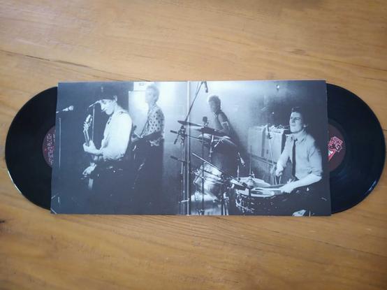 Johnny Thunders & The Heartbreakers
Viva la Revolution! (LAMF + Live in Paris)

Interno vinile (foto della band dal vivo)