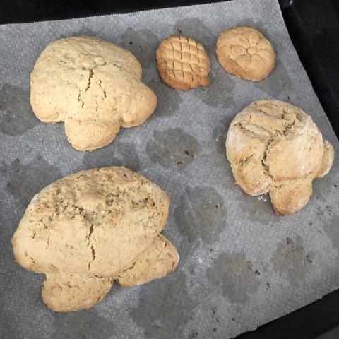 Pâte â cookies après cuisson avec des Kirby bien gonflés