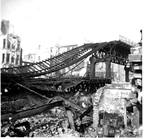 historisches Foto des zerstörten Viadukts