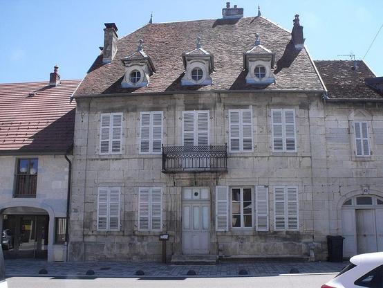 Maison de maître de poste à #SaintVit (#Doubs) Construction 2e moitié XVIIIe siècle. Façade sur rue et toiture correspondante (cad. G 432) : inscription par arrêté du 12 septembre 1977.
Suite 👉 https://monumentum.fr/monument-historique/pa00101725/saint-vit-maison-de-maitre-de-poste
#Patrimoine #MonumentHistorique
Photo CC-BY-SA 4.0 : Sacamol